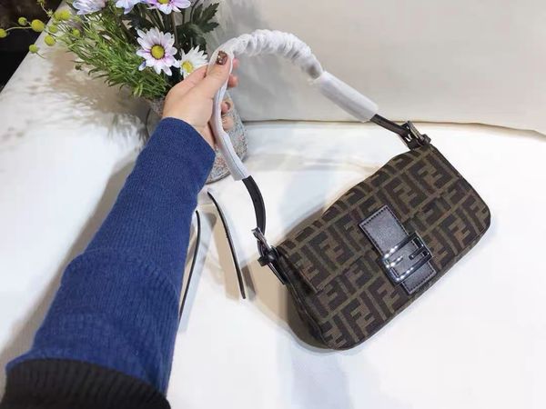 Wholesale vintage free shipping fashion shoulder makeup bags/Letter womens new style handbag plain shoulder bag
Wholesale vintage free shipping fashion shoulder makeup bags/Letter womens new style handbag plain shoulder bag