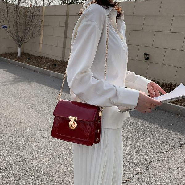 новая мода 2020 года одно плечо цепи квадратный слинг сумка
новая мода 2020 года одно плечо цепи квадратный слинг сумка