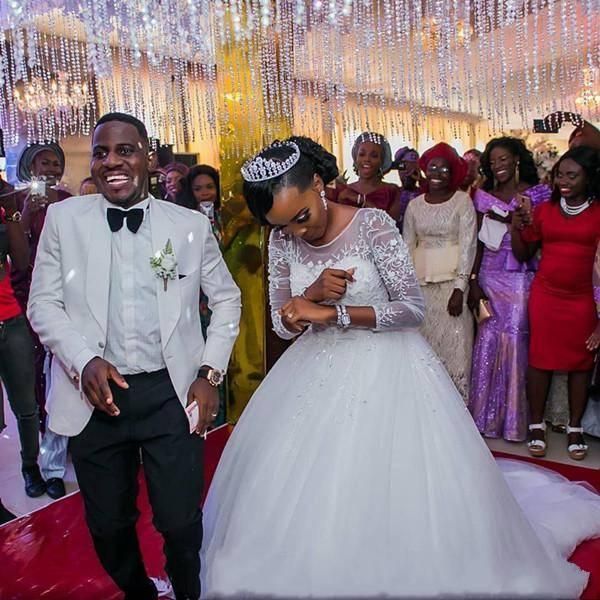 african black girl ball gown wedding dresses long sleeve jewel sweep train bridal gowns with lace applique dressses for weddings b42, White
african black girl ball gown wedding dresses long sleeve jewel sweep train bridal gowns with lace applique dressses for weddings b42, White