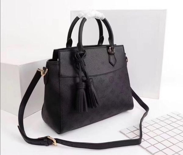 FREE SHIPPING Women's Genuine Leather V Lock Flap Handbag pochette Twist shoulder Bag Lady Crossbody Bag L55050 Real leather
FREE SHIPPING Women's Genuine Leather V Lock Flap Handbag pochette Twist shoulder Bag Lady Crossbody Bag L55050 Real leather