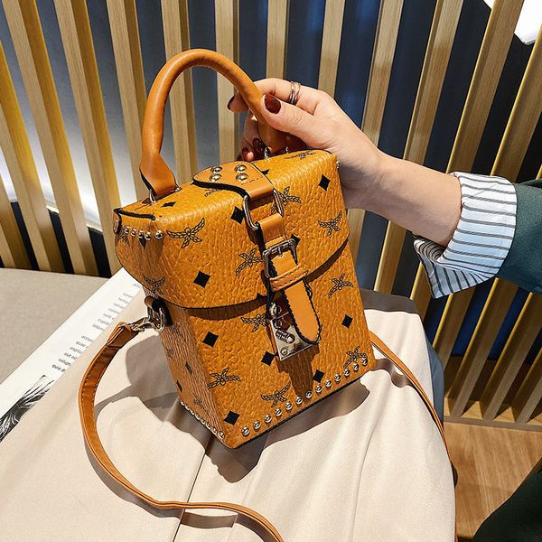 женская кожаная сумка зима 2020 корейский новый rivet плеча box сумка моды сумки wild
женская кожаная сумка зима 2020 корейский новый rivet плеча box сумка моды сумки wild