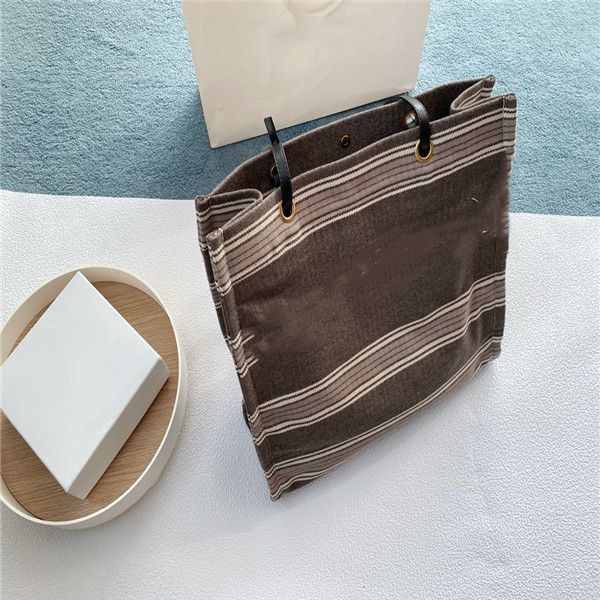 new style big sail bag the whole bag is simple and clean, and the handbag has a smooth shape. canvas shopping bag is a good choice in spring
new style big sail bag the whole bag is simple and clean, and the handbag has a smooth shape. canvas shopping bag is a good choice in spring