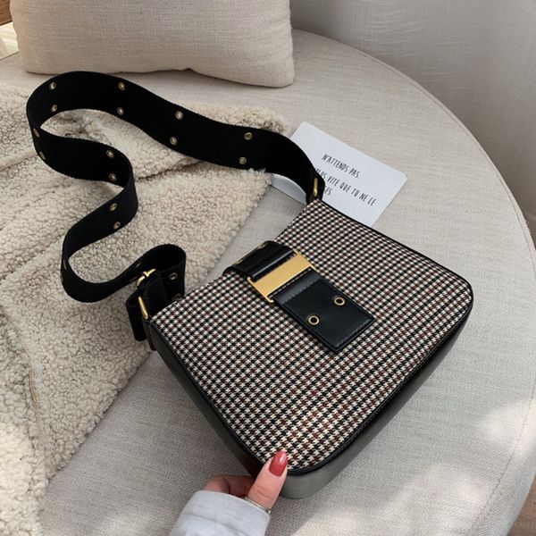 женская crossbody сумка для женщин 2020 pu leather luxury сумки конструктора мешка главных дам рука плечо plaid сумки
женская crossbody сумка для женщин 2020 pu leather luxury сумки конструктора мешка главных дам рука плечо plaid сумки
