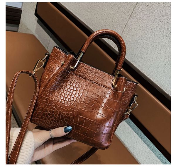 leather hand bags shoulder messenger ladies bags cross body fashion clutch strap bags bolsa feminina gift beishangguang /12
leather hand bags shoulder messenger ladies bags cross body fashion clutch strap bags bolsa feminina gift beishangguang /12