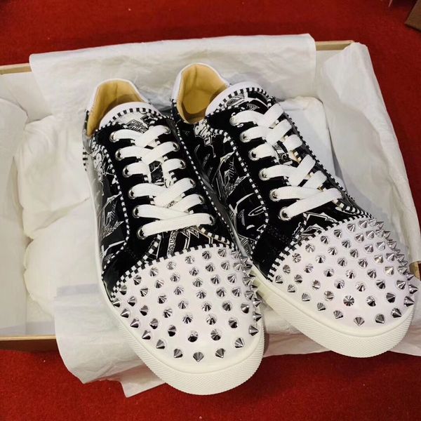 black white graffiti patent leather low spikes junior sneakers men red bottom shoes luxury designer leisure shoes party wedding with box
black white graffiti patent leather low spikes junior sneakers men red bottom shoes luxury designer leisure shoes party wedding with box