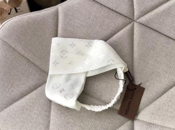Эластичный шелковый тюрбан повязка для женщин Новые группы Brand 100% шелк белый Спорт Йога для волос шарф ободки девушки ретро головные уборы
Эластичный шелковый тюрбан повязка для женщин Новые группы Brand 100% шелк белый Спорт Йога для волос шарф ободки девушки ретро головные уборы