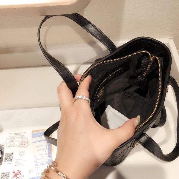 fashion simple metal sheet small square bag, b/l shoulder crossbody bag fashion classic
fashion simple metal sheet small square bag, b/l shoulder crossbody bag fashion classic