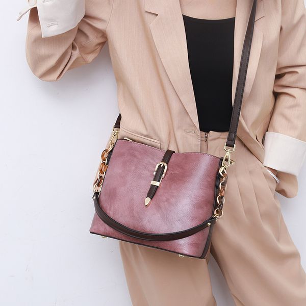 2020 new ladies shoulder bag pu fashion trend diagonal cross portable handbags korean simple ladies bucket bag 
2020 new ladies shoulder bag pu fashion trend diagonal cross portable handbags korean simple ladies bucket bag