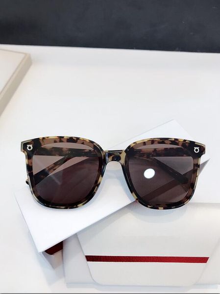new fashion women sunglasses 2268 men sunglasses simple and generous men sun glasses outdoor uv400 protection eyewear with case, White;black
new fashion women sunglasses 2268 men sunglasses simple and generous men sun glasses outdoor uv400 protection eyewear with case, White;black