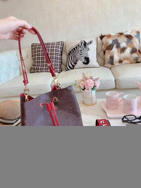 female fashionable joker draw string single shoulder oblique ku qiu dong drawstring bucket handbag designer luxury package messenger bags
female fashionable joker draw string single shoulder oblique ku qiu dong drawstring bucket handbag designer luxury package messenger bags