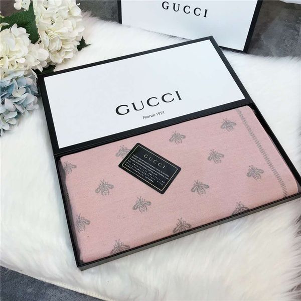 2018 luxury designer women's fashion winter new cashmere blended double-sided two-tone scarf can also be used as a shawl 180 * 70 cm
2018 luxury designer women's fashion winter new cashmere blended double-sided two-tone scarf can also be used as a shawl 180 * 70 cm