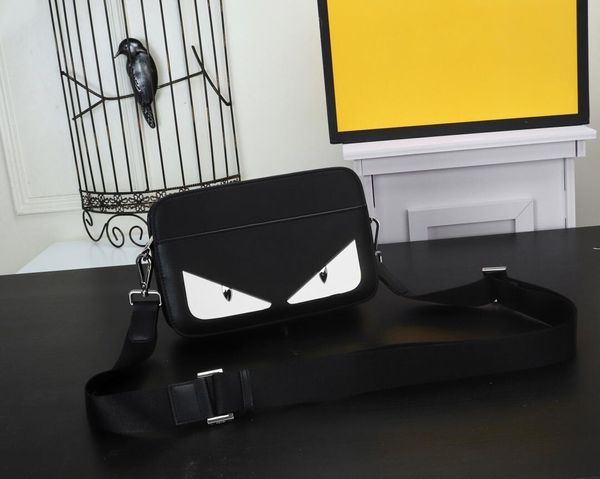 the new summer 2019 european practical single shoulder bag to transport around the world with its simple tailoring design
the new summer 2019 european practical single shoulder bag to transport around the world with its simple tailoring design