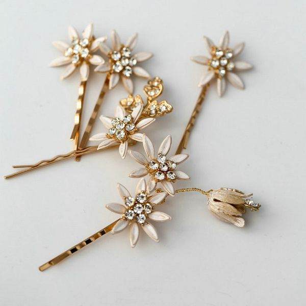 exquisite wedding hairpin white enamel flower hair clip vintage rhinestone bridal accessories, White;golden
exquisite wedding hairpin white enamel flower hair clip vintage rhinestone bridal accessories, White;golden