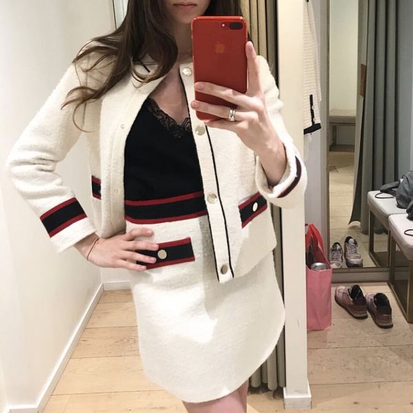 2018 fall new small fragrant single-breasted hit the color short woolen coat+ high waist woolen mini skirts suits, Black
2018 fall new small fragrant single-breasted hit the color short woolen coat+ high waist woolen mini skirts suits, Black