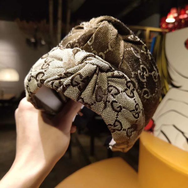Дизайнер Горячие Продажи Волос Обруч Письмо Hairband Женщины Печати Оголовье Мода Аксессуары Для Волос Украшения Для Волос Ретро Тюрбан Headwraps
Дизайнер Горячие Продажи Волос Обруч Письмо Hairband Женщины Печати Оголовье Мода Аксессуары Для Волос Украшения Для Волос Ретро Тюрбан Headwraps