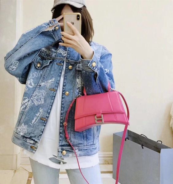 five-star quality new ladies hourglass bag french designer leather handbags fashion ladies style with leather long shoulder strap messenger
five-star quality new ladies hourglass bag french designer leather handbags fashion ladies style with leather long shoulder strap messenger