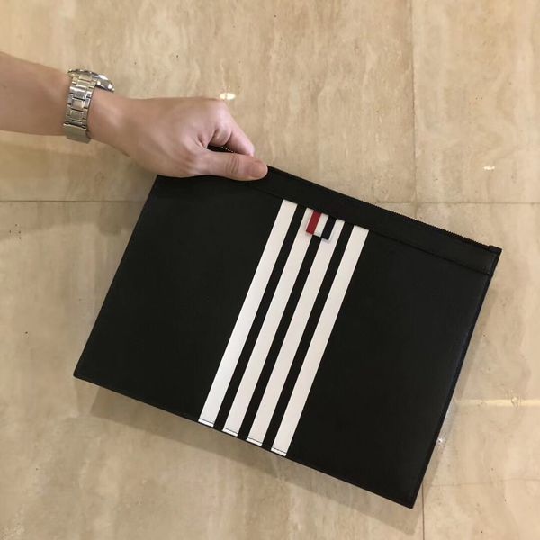 2019 new men's handbag american fashion designer handbag fashion business style front offset stripe decoration can be placed tablet
2019 new men's handbag american fashion designer handbag fashion business style front offset stripe decoration can be placed tablet