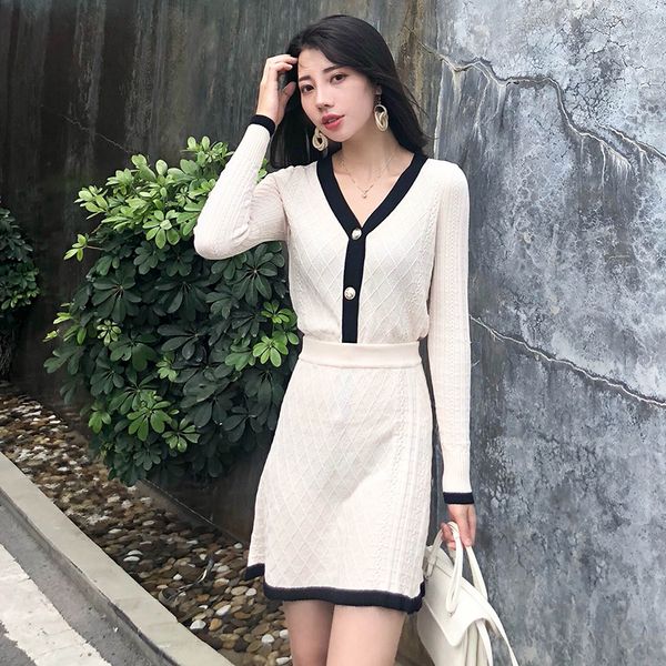 new 2018 autumn runway knitted 2 piece set women elegant single-breasted v neck sweater + high waist a line skirt suit set, Gray
new 2018 autumn runway knitted 2 piece set women elegant single-breasted v neck sweater + high waist a line skirt suit set, Gray