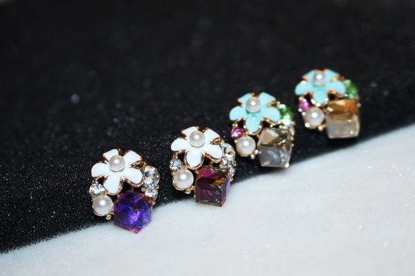 very beautiful fashion luxury designer flower diamond zircon crystal pearl stud earrings for woman silver pin, Golden;silver
very beautiful fashion luxury designer flower diamond zircon crystal pearl stud earrings for woman silver pin, Golden;silver
