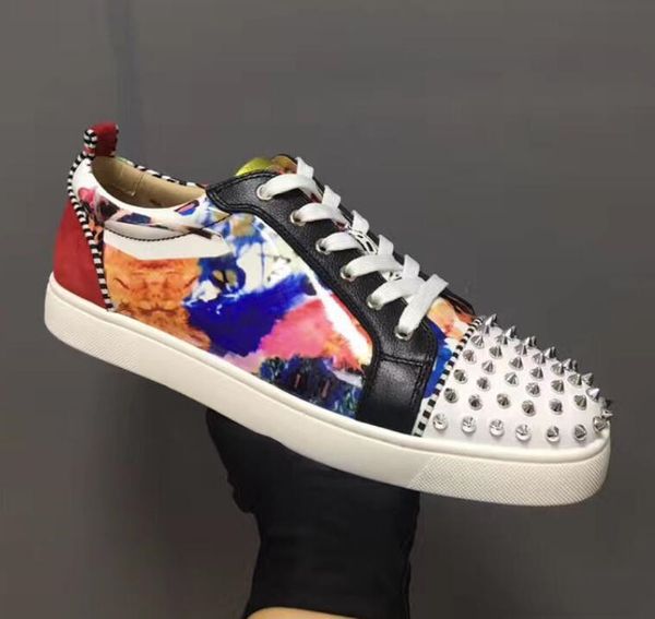 горячая продажа - дизайнер low top шипы + graffiti патентный кожа повседневная обувь с красной подошвой кроссовки для мужчин женщины партии, Black
горячая продажа - дизайнер low top шипы + graffiti патентный кожа повседневная обувь с красной подошвой кроссовки для мужчин женщины партии, Black