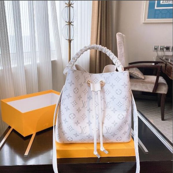 2020 new drawstring bucket bag one-shoulder women's bag with colored superfine fiber adhesive lining, gold metal trim, rope closure, zi
2020 new drawstring bucket bag one-shoulder women's bag with colored superfine fiber adhesive lining, gold metal trim, rope closure, zi