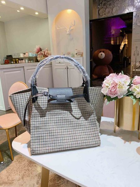 new luxury designer shopping trapeze bag canvas stitching women's beach bag big designer totes handbag
new luxury designer shopping trapeze bag canvas stitching women's beach bag big designer totes handbag