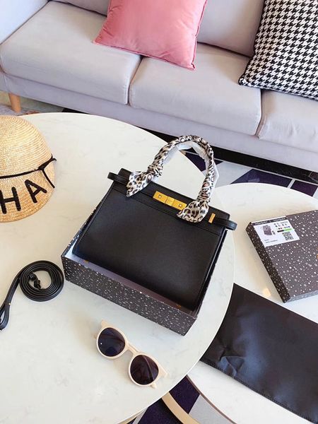 new brand women handbags elegant atmosphere handprint handbag joker solid color women handbags buckle decorative fashion messenger bag
new brand women handbags elegant atmosphere handprint handbag joker solid color women handbags buckle decorative fashion messenger bag