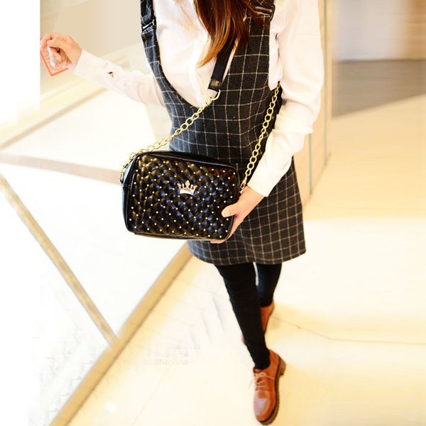 корона crossbody сумки 2019 новый женщин messenger сумки заклепки цепочка наплечная сумка кожа кроссбоди оригинальный кошелек bolsos mujer д
корона crossbody сумки 2019 новый женщин messenger сумки заклепки цепочка наплечная сумка кожа кроссбоди оригинальный кошелек bolsos mujer д