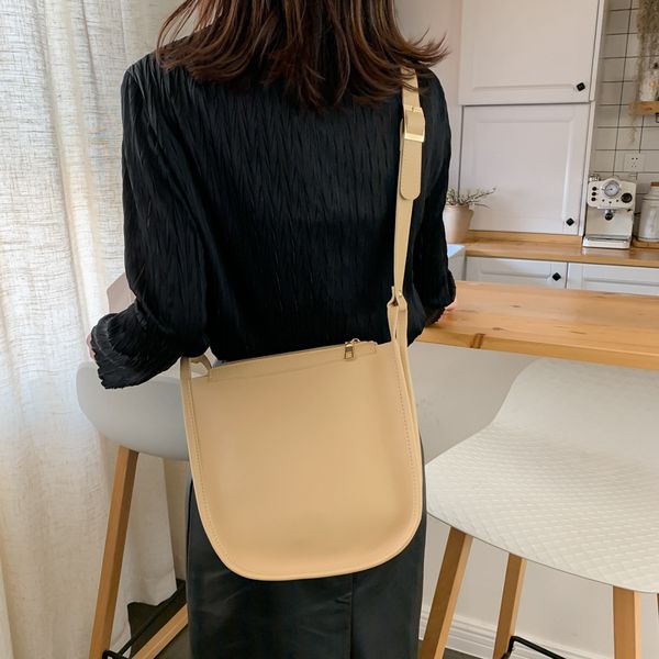 2020 new ladies shoulder bag fashion european and american solid color large capacity pu ladies portable tote bag
2020 new ladies shoulder bag fashion european and american solid color large capacity pu ladies portable tote bag