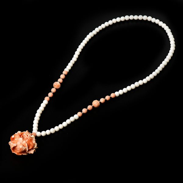 having the shape a flower 38 mm pendant add pure white beads and 6*10 mm beads with flower patterns white shell necklace, Silver
having the shape a flower 38 mm pendant add pure white beads and 6*10 mm beads with flower patterns white shell necklace, Silver