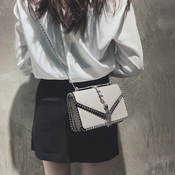 женских сумки конструктора british fashion simple small square сумка 2020 высокого качества pu кожа заклепки кисточка цепи плечо сумка
женских сумки конструктора british fashion simple small square сумка 2020 высокого качества pu кожа заклепки кисточка цепи плечо сумка