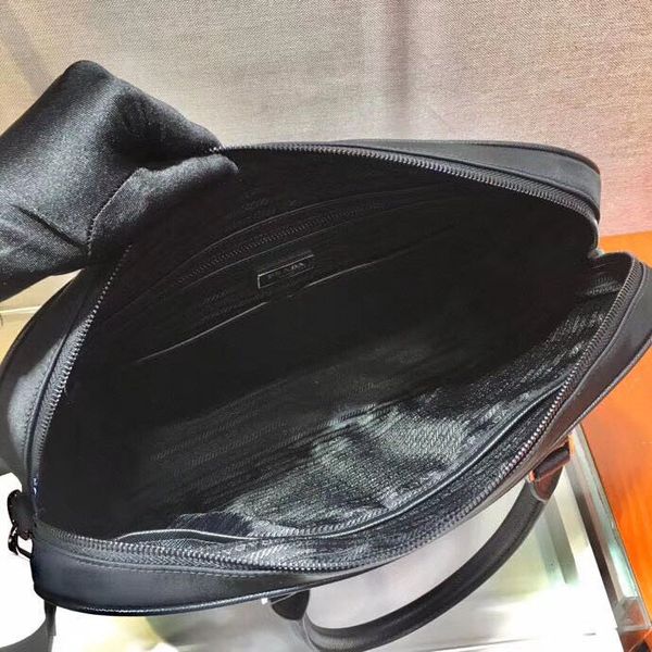 classic men's handbags 5a high-end custom quality handbags fashion fashion business casual style metal accessories with a long shoulder
classic men's handbags 5a high-end custom quality handbags fashion fashion business casual style metal accessories with a long shoulder