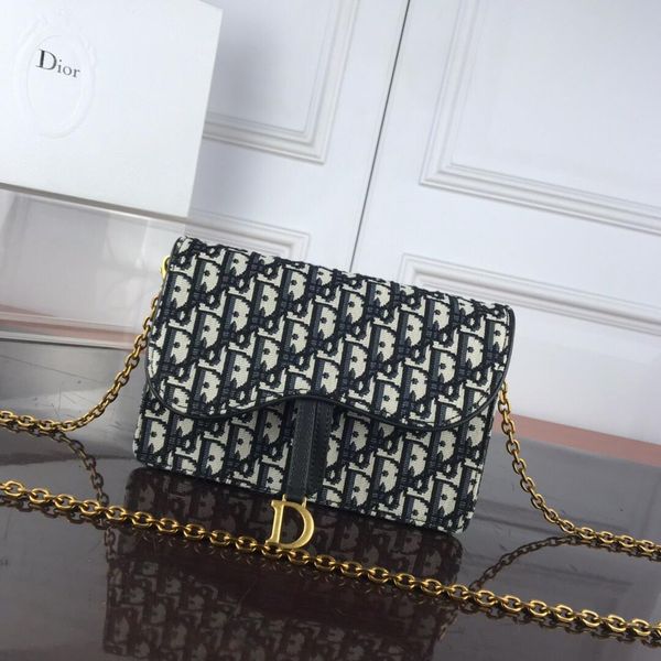 New Italian brand ladies embroidered canvas handbag metal chain diagonal messenger small bag fashion ladies leisure bag free shipping
New Italian brand ladies embroidered canvas handbag metal chain diagonal messenger small bag fashion ladies leisure bag free shipping