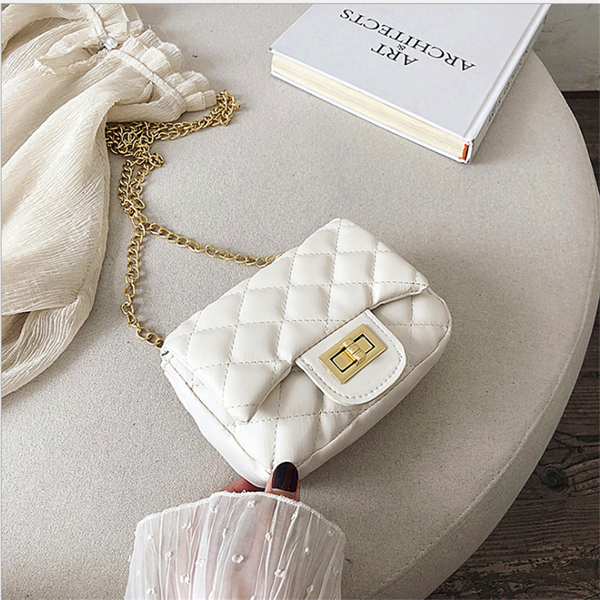 2019 mini new wave korean version of the wild messenger fashion rhombic chain small square bag
2019 mini new wave korean version of the wild messenger fashion rhombic chain small square bag