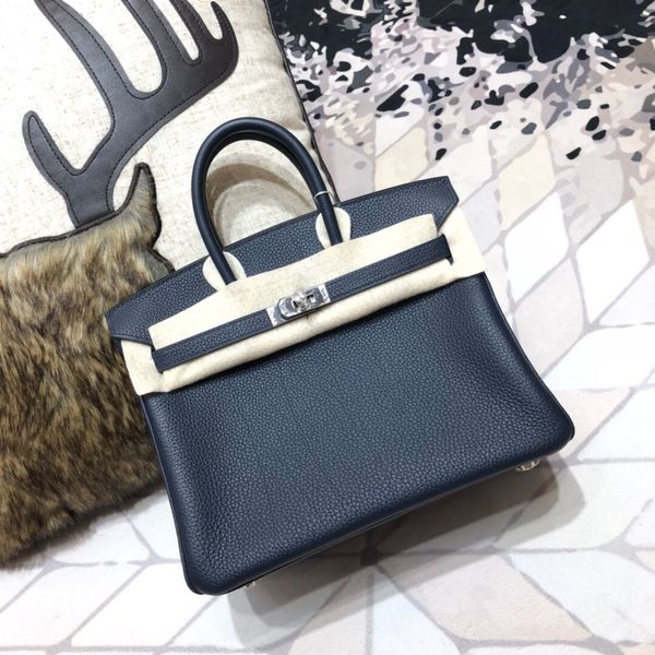 wholesale,half handmade togo leather black design purse30cm,also have size 25 35cm,wax thread,have gold and silver hardware,fast delivery
wholesale,half handmade togo leather black design purse30cm,also have size 25 35cm,wax thread,have gold and silver hardware,fast delivery