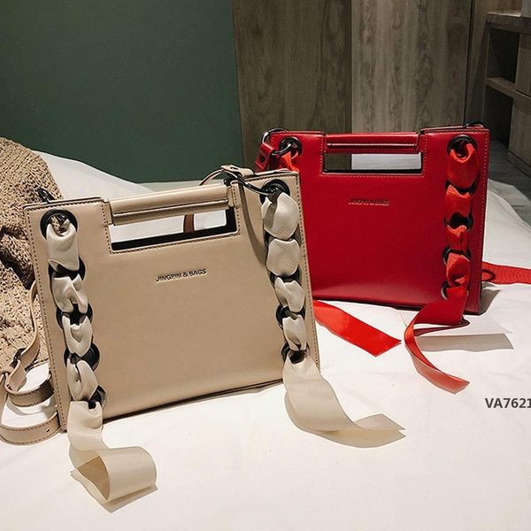 1 pcs ribbon women handbag metal eyelet pu leather shoulder messenger bag square solid color wild fashion tote pouchva7620
1 pcs ribbon women handbag metal eyelet pu leather shoulder messenger bag square solid color wild fashion tote pouchva7620