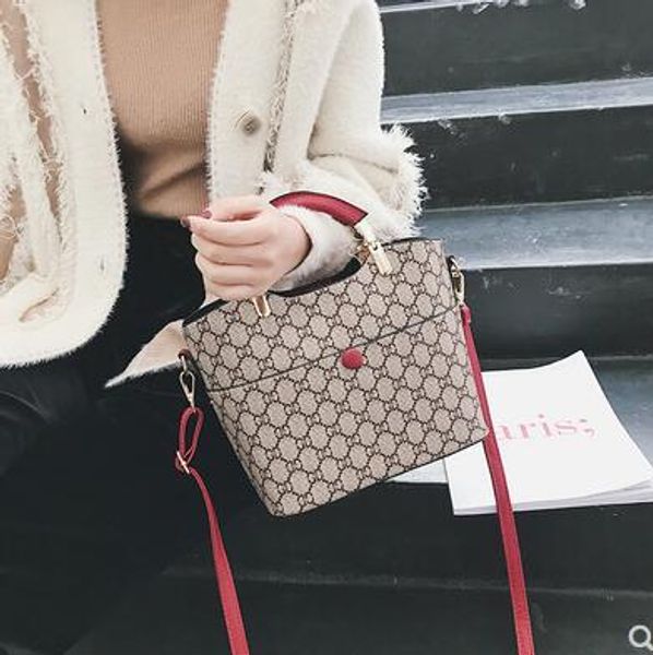 2019 new korean printed bag for women is simple, wide strap handbag and one-shoulder bag
2019 new korean printed bag for women is simple, wide strap handbag and one-shoulder bag
