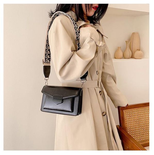 2009 new wave autumn retro wide shoulder strap retro small square bag casual shoulder slung small bag
2009 new wave autumn retro wide shoulder strap retro small square bag casual shoulder slung small bag