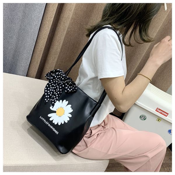 design small daisy shoulder bag flower bow knot pu female bag temperament 2020 new women handbags
design small daisy shoulder bag flower bow knot pu female bag temperament 2020 new women handbags