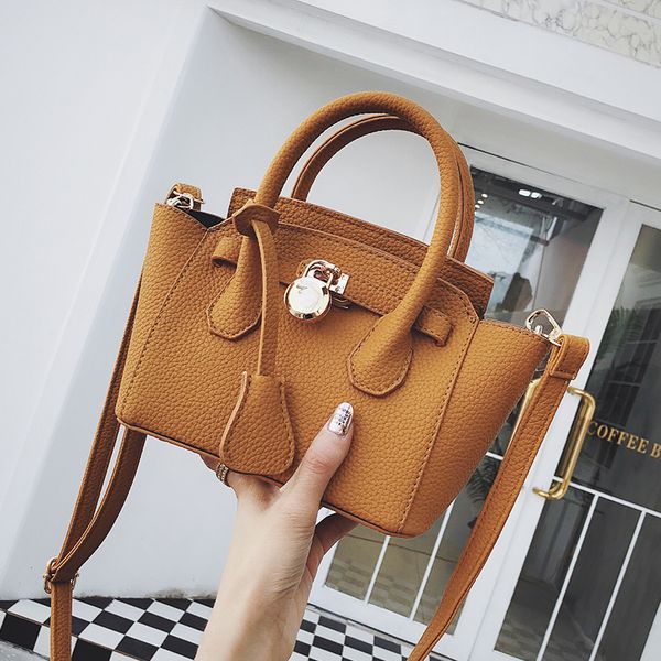повседневной трапеция женщина crossbody сумка сумки конструктора класс люкс матового pu кожа плечо сумка chic кошельки lady саки 2019
повседневной трапеция женщина crossbody сумка сумки конструктора класс люкс матового pu кожа плечо сумка chic кошельки lady саки 2019