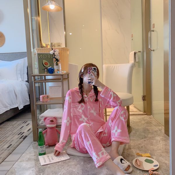 sleepwear 2020 autumn and winter with new models in europe station big bee gold velvet cardigan pajamas suit, White
sleepwear 2020 autumn and winter with new models in europe station big bee gold velvet cardigan pajamas suit, White