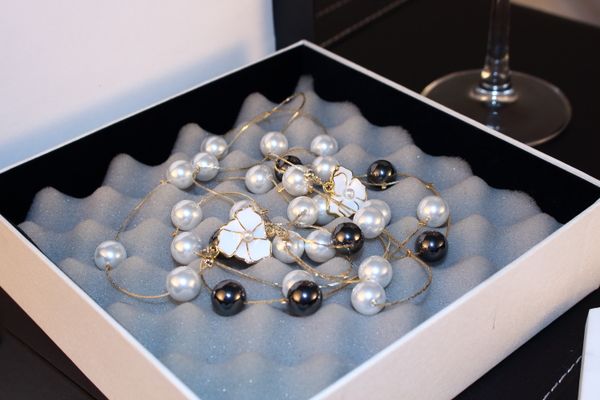 wholesale-designer luxury classic elegant camellia flower long double layer sweater pearl statement necklace for woman winter autumn, Black
wholesale-designer luxury classic elegant camellia flower long double layer sweater pearl statement necklace for woman winter autumn, Black