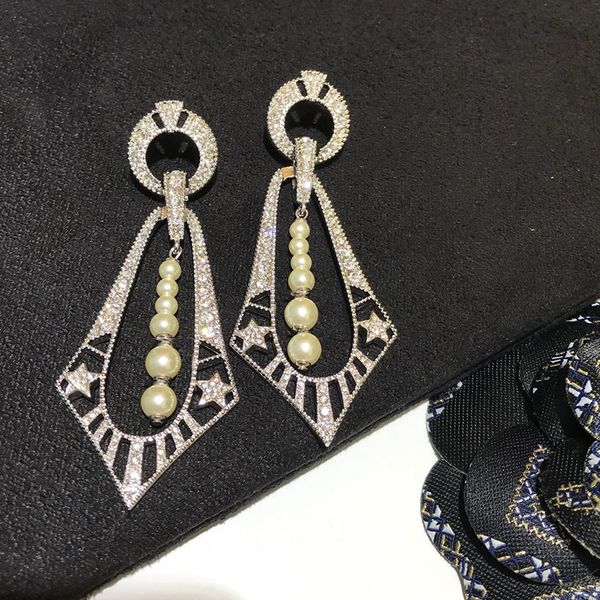 c2271 2020 exquisite and high-grade embedded cubic zirconia bead geometric earrings pendant heavy metal jewelry, Golden;silver
c2271 2020 exquisite and high-grade embedded cubic zirconia bead geometric earrings pendant heavy metal jewelry, Golden;silver
