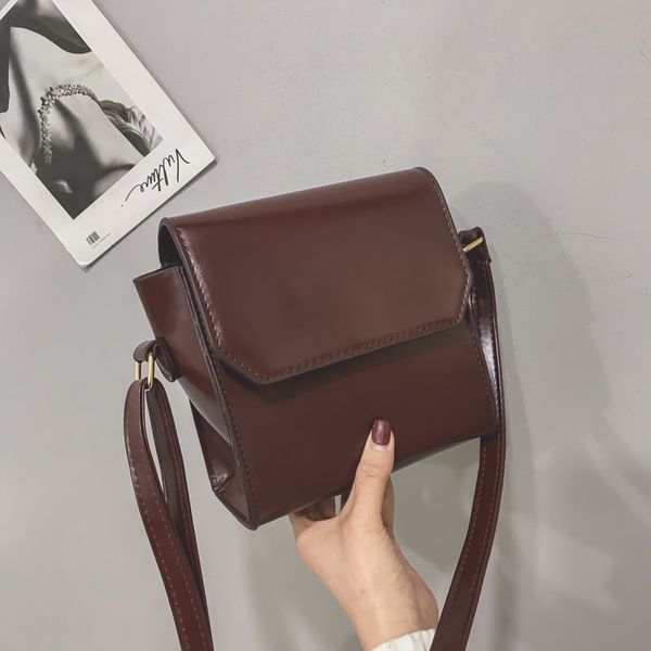 2020 новая маленькая сумка женский прилив гонконгский стиль простой масляной кожи маленькая квадратная сумка мода плечо посыльного 
2020 новая маленькая сумка женский прилив гонконгский стиль простой масляной кожи маленькая квадратная сумка мода плечо посыльного