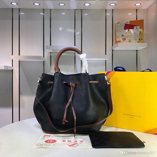 2019 multi-functional handbag, tighten the rope, it is a fashionable bucket bag, loosen the rope, into a large leisure handbag
2019 multi-functional handbag, tighten the rope, it is a fashionable bucket bag, loosen the rope, into a large leisure handbag