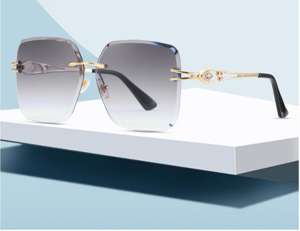 a new style of rimless, cut-edge, gold sunglasses with diamond-encrusted european and american sunglasses, White;black
a new style of rimless, cut-edge, gold sunglasses with diamond-encrusted european and american sunglasses, White;black