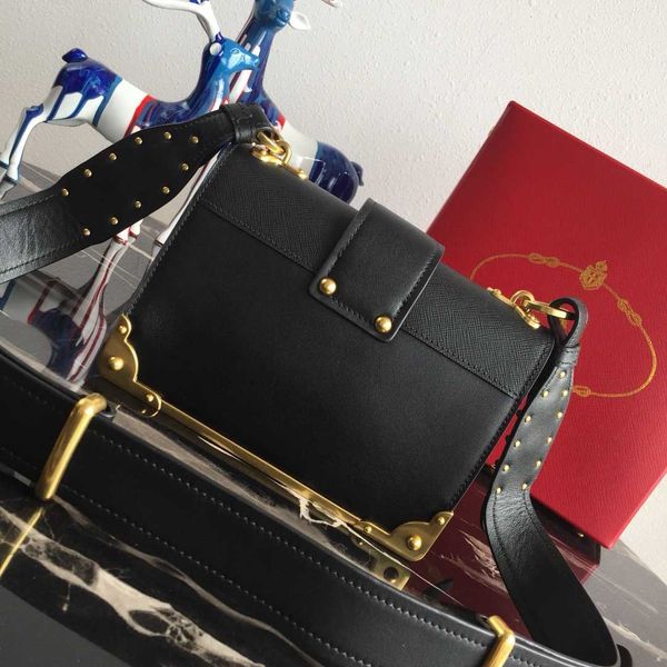 модные дизайнерские женские сумки коровья кожа crossbody сумки мини натуральная кожа сумки высокое качество сумка письмо кошелек сумка 20 см
модные дизайнерские женские сумки коровья кожа crossbody сумки мини натуральная кожа сумки высокое качество сумка письмо кошелек сумка 20 см