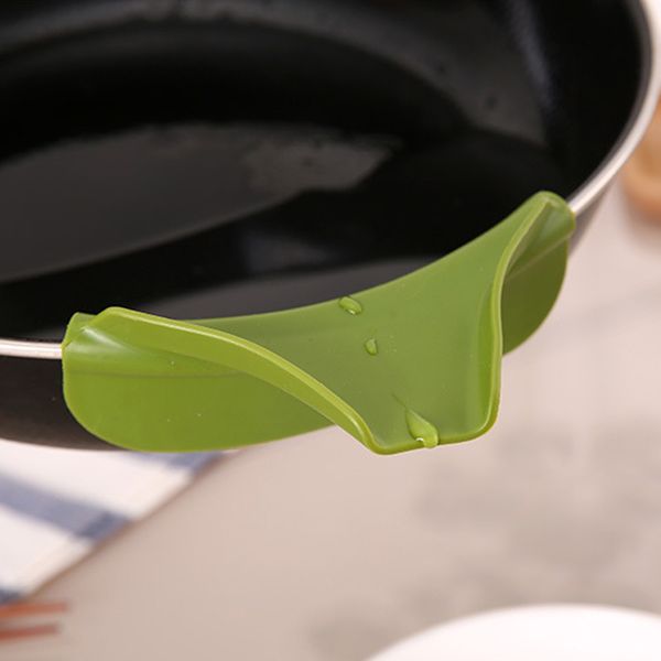 creative silicone funnel anti-spill slip on pour soup spout funnel for pots pans and bowls and jars kitchen gadget tool
creative silicone funnel anti-spill slip on pour soup spout funnel for pots pans and bowls and jars kitchen gadget tool