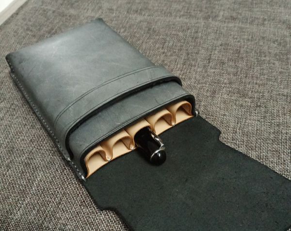 new designer handmade sewing pen case genuine leather pencil set pen cover custom pencil case personalized unique pencil bag, Black;red
new designer handmade sewing pen case genuine leather pencil set pen cover custom pencil case personalized unique pencil bag, Black;red