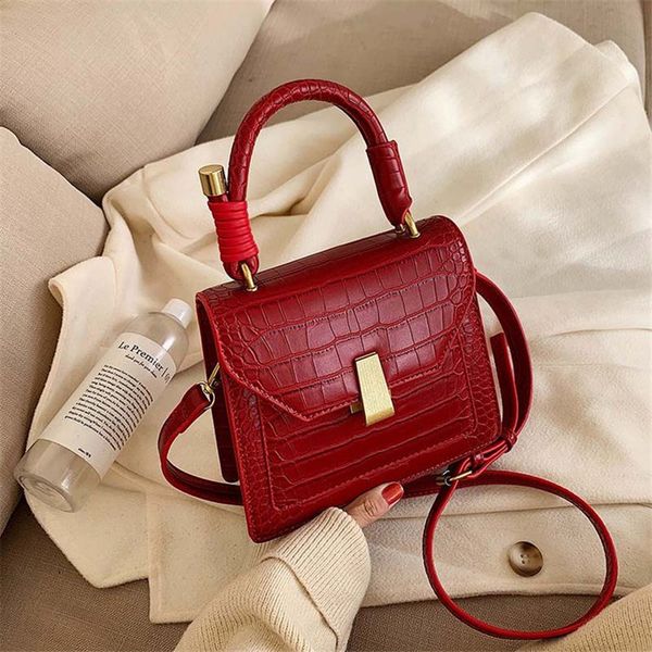 2019 new brand unique design lock shoulder messenger bags women purse and handbag fashion crossbar bags
2019 new brand unique design lock shoulder messenger bags women purse and handbag fashion crossbar bags